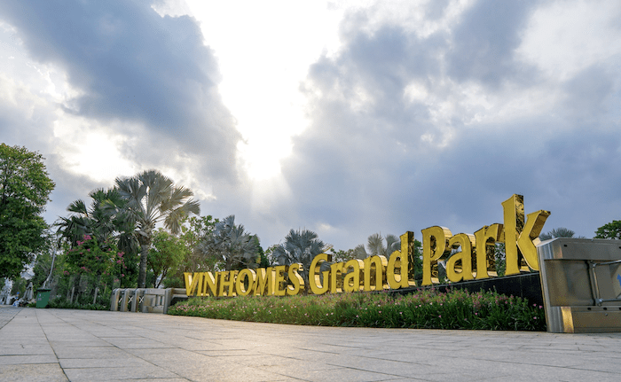 cổng vào công viên vinhomes grand park