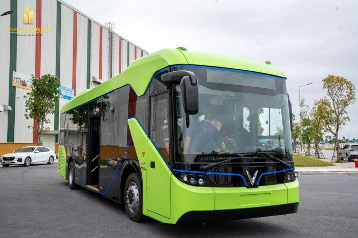 Xe buýt năng lượng điện mưu trí của VinFast đầu tiên lăn chiêng bánh bên trên TPHCM